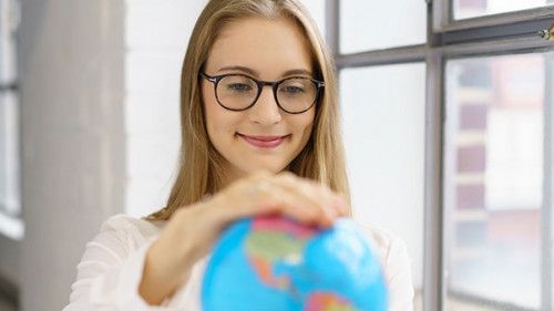 Studentin-Globus-139789105-AS-contrastwerkstatt