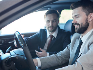 Anzugtraeger-in-Auto-209732950-AS-Seventyfour