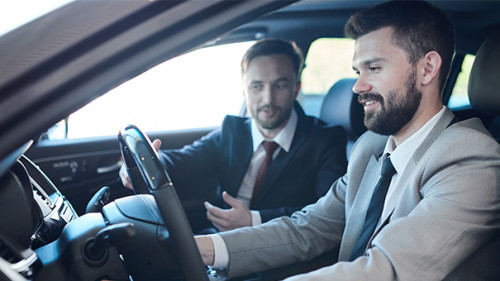 Anzugtraeger-in-Auto-209732950-AS-Seventyfour