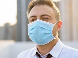 Anzugtraeger-Maske-335505066-AS-Ranta-Images