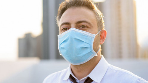 Anzugtraeger-Maske-335505066-AS-Ranta-Images