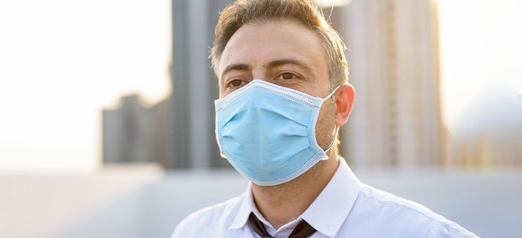 Anzugtraeger-Maske-335505066-AS-Ranta-Images
