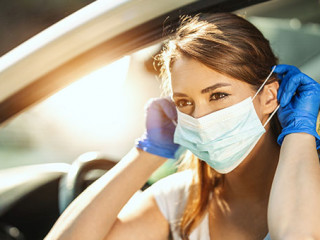 Frau-Auto-Maske-338745201-AS-milanmarkovic78