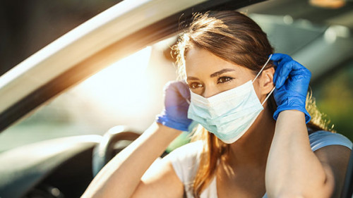 Frau-Auto-Maske-338745201-AS-milanmarkovic78