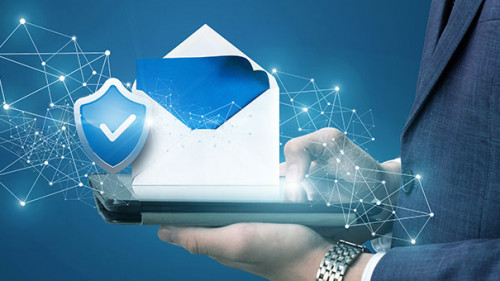 Anzugtraeger-Tablet-Mail-Schild-181659606-AS-natali-mis