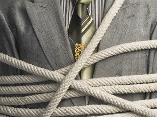 Anzugtraeger-gefesselt-58359218-AS-imagedb-com