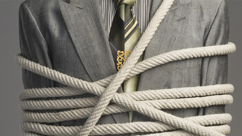 Anzugtraeger-gefesselt-58359218-AS-imagedb-com