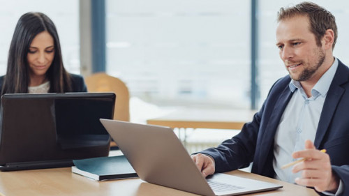 Anzugtraeger-Laptop-218679118-AS-contrastwerkstatt