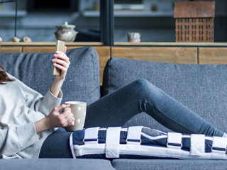 Frau-Smartphone-Beinschiene-301953431-AS-Monstar-Studio