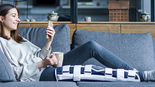 Frau-Smartphone-Beinschiene-301953431-AS-Monstar-Studio