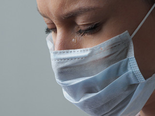 Frau-Maske-Traene-334654026-AS-spaskov