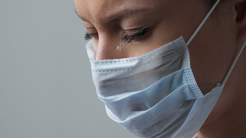 Frau-Maske-Traene-334654026-AS-spaskov