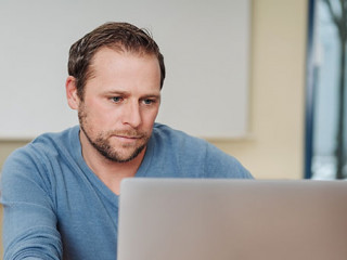 Mann-Laptop-195367100-AS-contrastwerkstatt