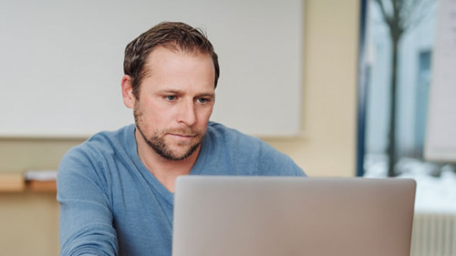 Mann-Laptop-195367100-AS-contrastwerkstatt