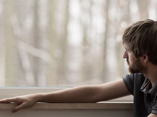 Mann-Fenster-82047603-AS-Photographee-eu