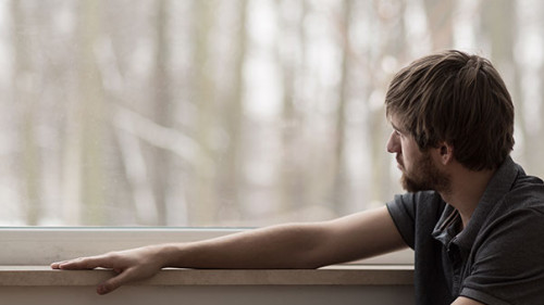 Mann-Fenster-82047603-AS-Photographee-eu