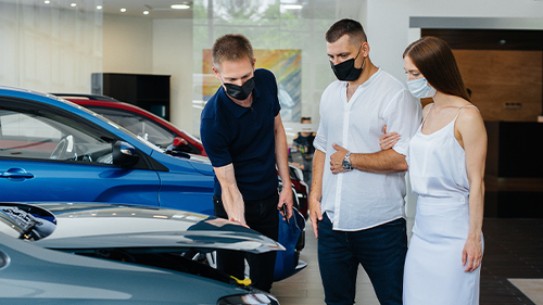 Autohaendler-Paar-Masken-391079854-AS-Andrii