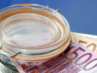 Einmachglas-Geldscheine-11580776-AS-Joachim-Wendler