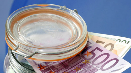 Einmachglas-Geldscheine-11580776-AS-Joachim-Wendler