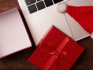 Laptop-Weihnachtsmuetze-Schachtel-391067111-AS-daryakomarova