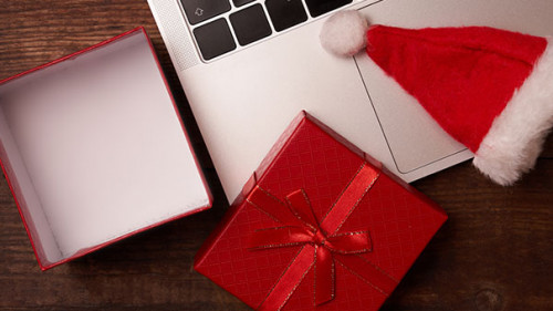 Laptop-Weihnachtsmuetze-Schachtel-391067111-AS-daryakomarova