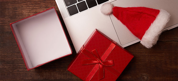 Laptop-Weihnachtsmuetze-Schachtel-391067111-AS-daryakomarova