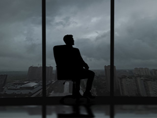 Businessman-Fenster-Sturm-364546806-AS-realstock1