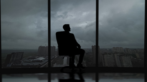 Businessman-Fenster-Sturm-364546806-AS-realstock1