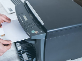 Anzugtraeger-Kopierer-357605477-AS-Tiko