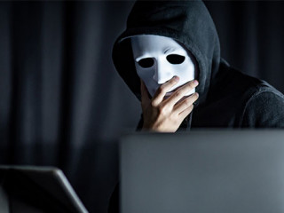 Mann-Maske-Laptop-243500496-AS-zephyr-p