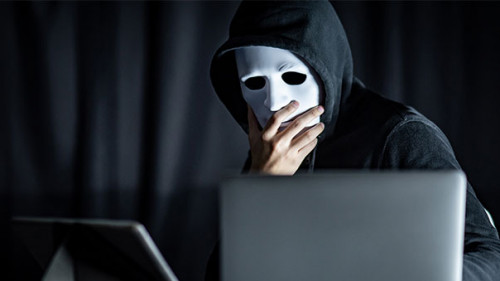 Mann-Maske-Laptop-243500496-AS-zephyr-p