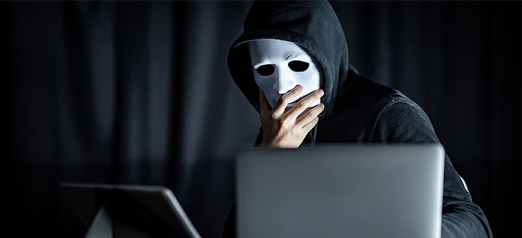 Mann-Maske-Laptop-243500496-AS-zephyr-p
