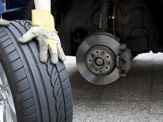 Mechatroniker-wechselt-Reifen-40773232-AS-imageteam