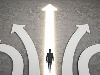 Anzugtraeger-Wege-269734431-AS-peshkov