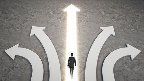 Anzugtraeger-Wege-269734431-AS-peshkov