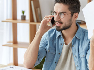 Mann-Telefon-wuetend-183156335-AS-Wayhome-Studio