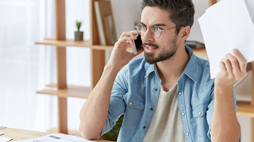 Mann-Telefon-wuetend-183156335-AS-Wayhome-Studio