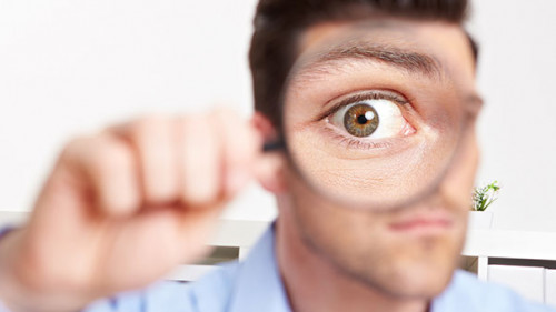 Anzugtraeger-Lupe-41512956-AS-Robert-Kneschke