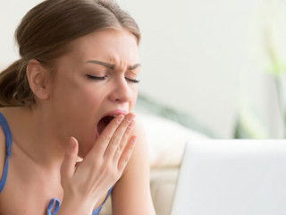 Frau-Laptop-gaehnen-169907288-AS-fizkes