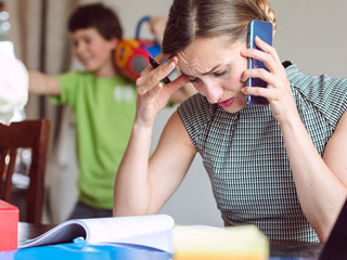 Sohn-Mutter-Telefon-Stress-AdobeStock_347302280-AS-Kzenon