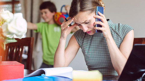 Sohn-Mutter-Telefon-Stress-AdobeStock_347302280-AS-Kzenon