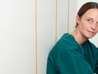 Pflegekraft-erschoepft-25317581-AS-contrastwerkstatt