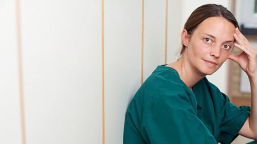 Pflegekraft-erschoepft-25317581-AS-contrastwerkstatt