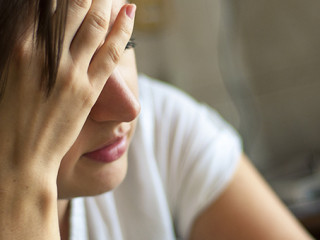 Frau-Kopfschmerzen-45208676-AS-Andrzej-Wilusz