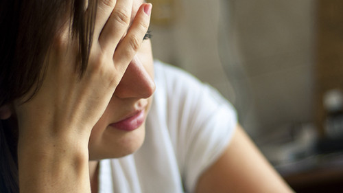 Frau-Kopfschmerzen-45208676-AS-Andrzej-Wilusz