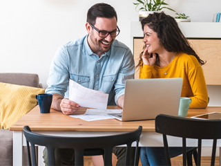 Paar-Laptop-Laecheln-343937351-AS-Tijana