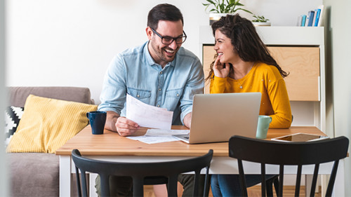 Paar-Laptop-Laecheln-343937351-AS-Tijana