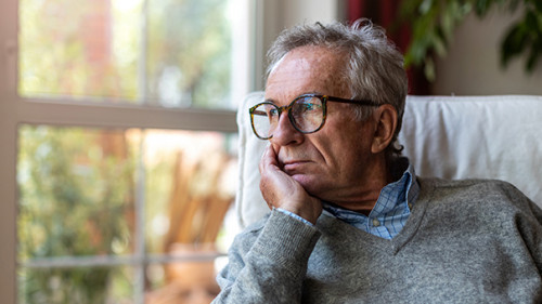 Senior-nachdenklich-361116311-AS-pikselstock