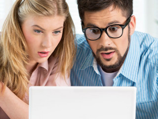 Paar-Laptop-wundern-89670408-AS-BillionPhotos-com