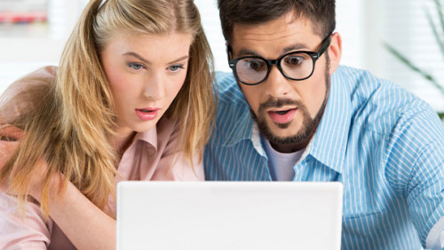 Paar-Laptop-wundern-89670408-AS-BillionPhotos-com